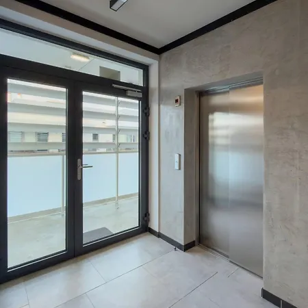 Elegant Mieszczanska With Air Conditioning, & Gym By Renters Prestige Вроцлав