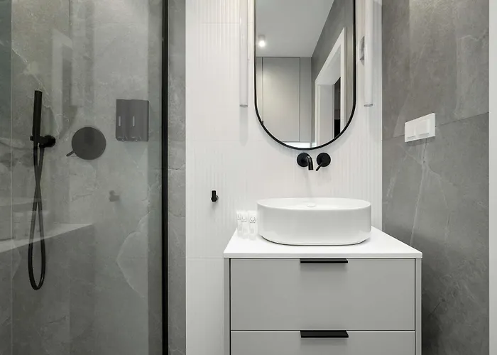 Elegant Mieszczanska With Air Conditioning, & Gym By Renters Prestige * Breslavia