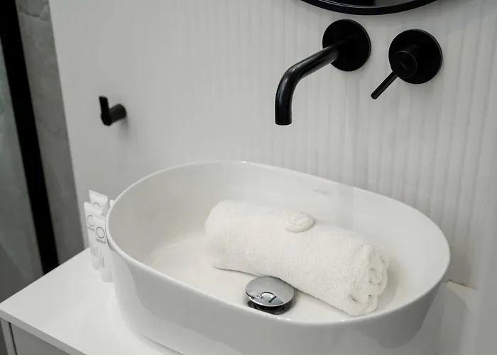 Elegant Mieszczanska With Air Conditioning, & Gym By Renters Prestige Apartamento