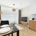 Elegant Mieszczanska With Air Conditioning, & Gym By Renters Prestige Apartamento