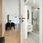 Elegant Mieszczanska With Air Conditioning, & Gym By Renters Prestige Breslavia